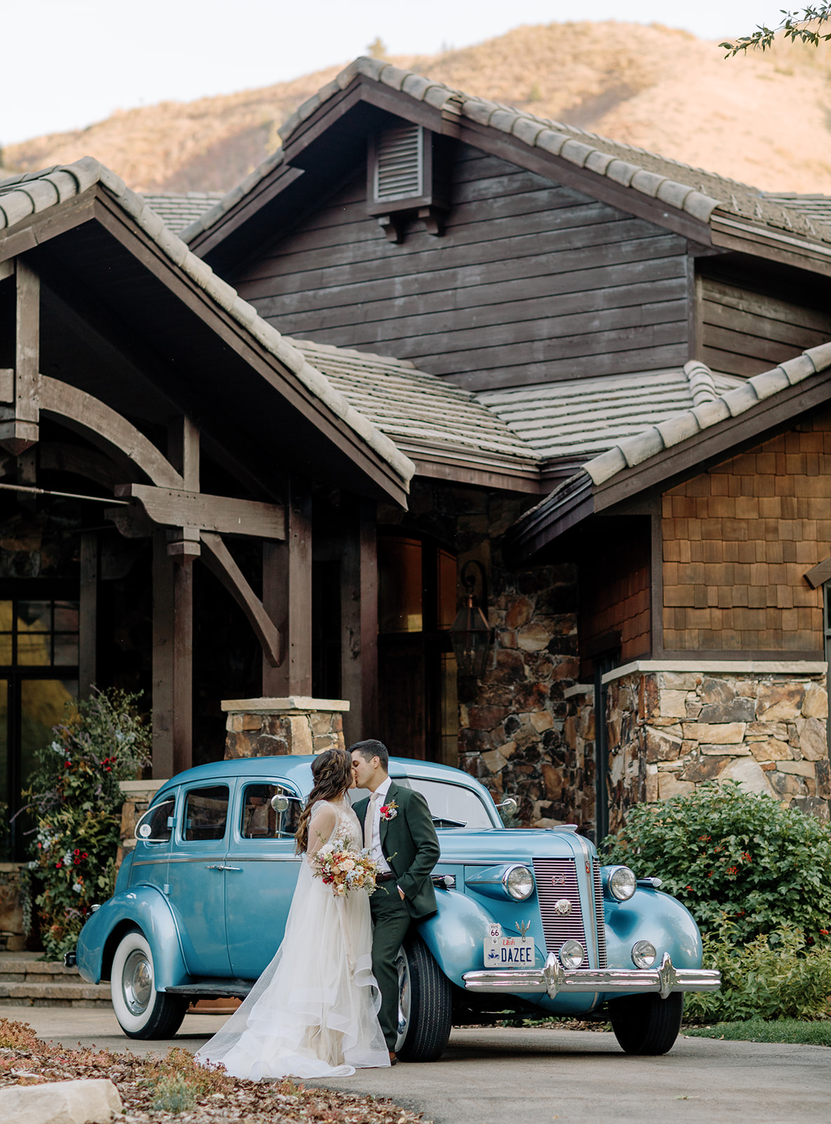 a styled shoot of an estate wedding in Utah