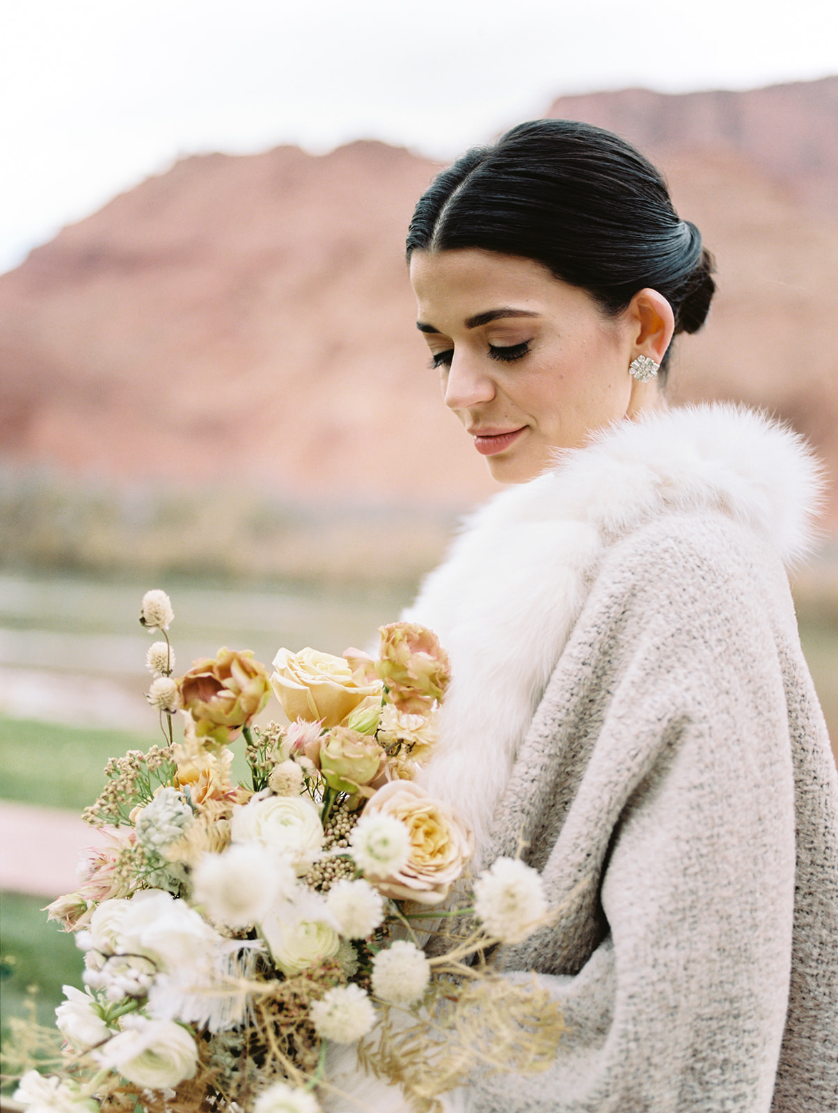 fall bridal look and neutral wedding bouquet