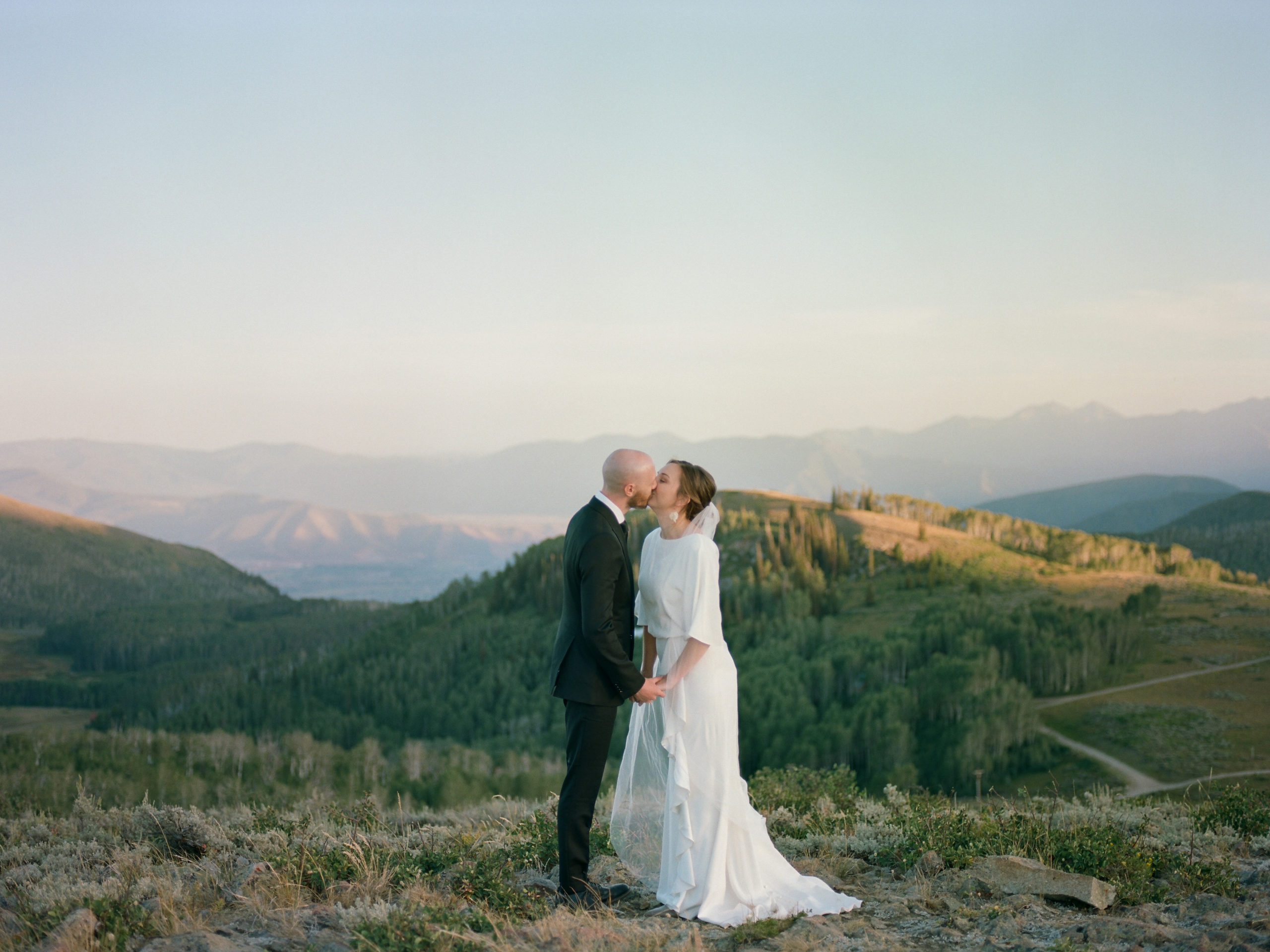 mountain wedding photos bride and groom